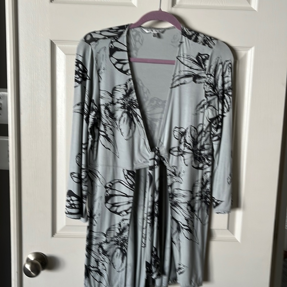 Cabi v- neck gray front tie tunic light gray with dark gray pattern- size M